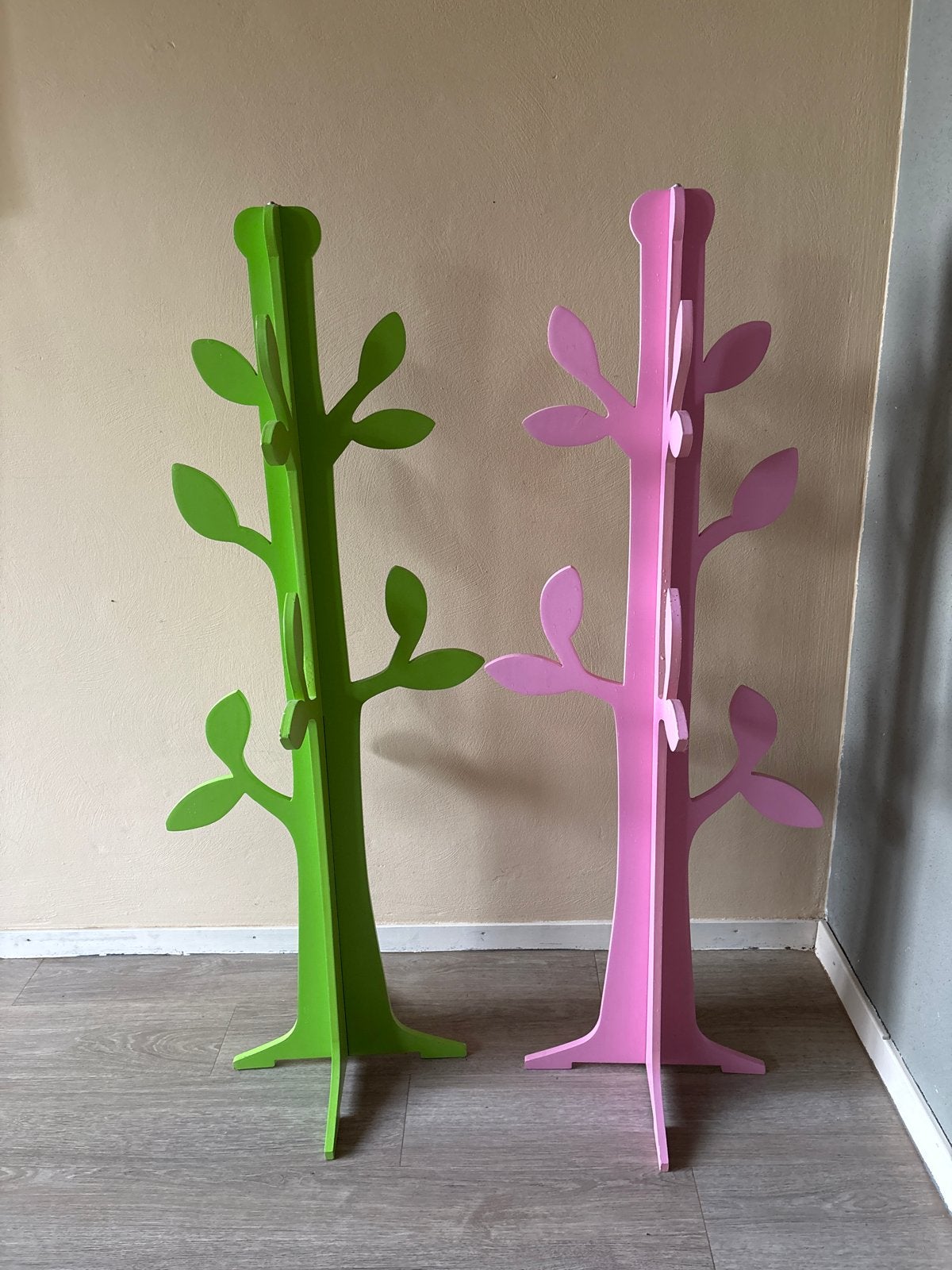 Roze en groene kinder kapstokjes in boomvorm, Ophalen, Gebruikt, Hout, Kinderkapstok