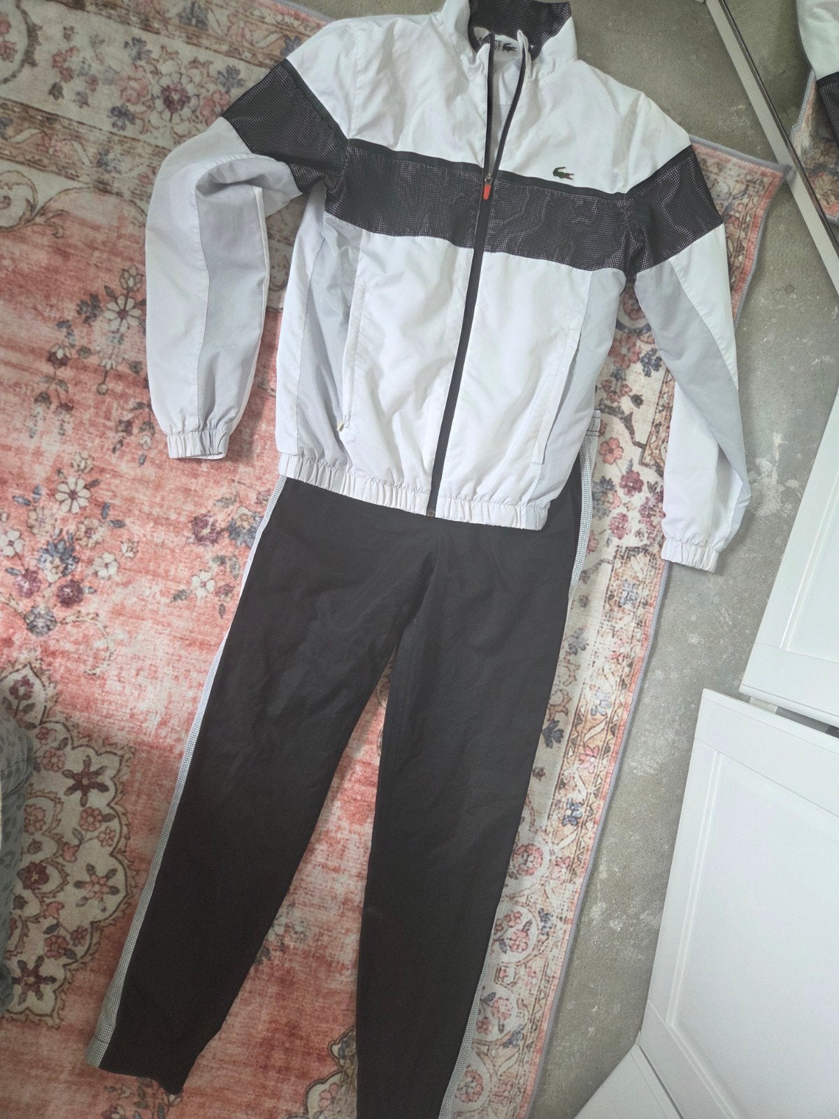Lacoste trainingspak wit/zwart - Zo goed als nieuw mt xs/s, Maat 48/50 (M), Ophalen of Verzenden, Zo goed als nieuw, Algemeen