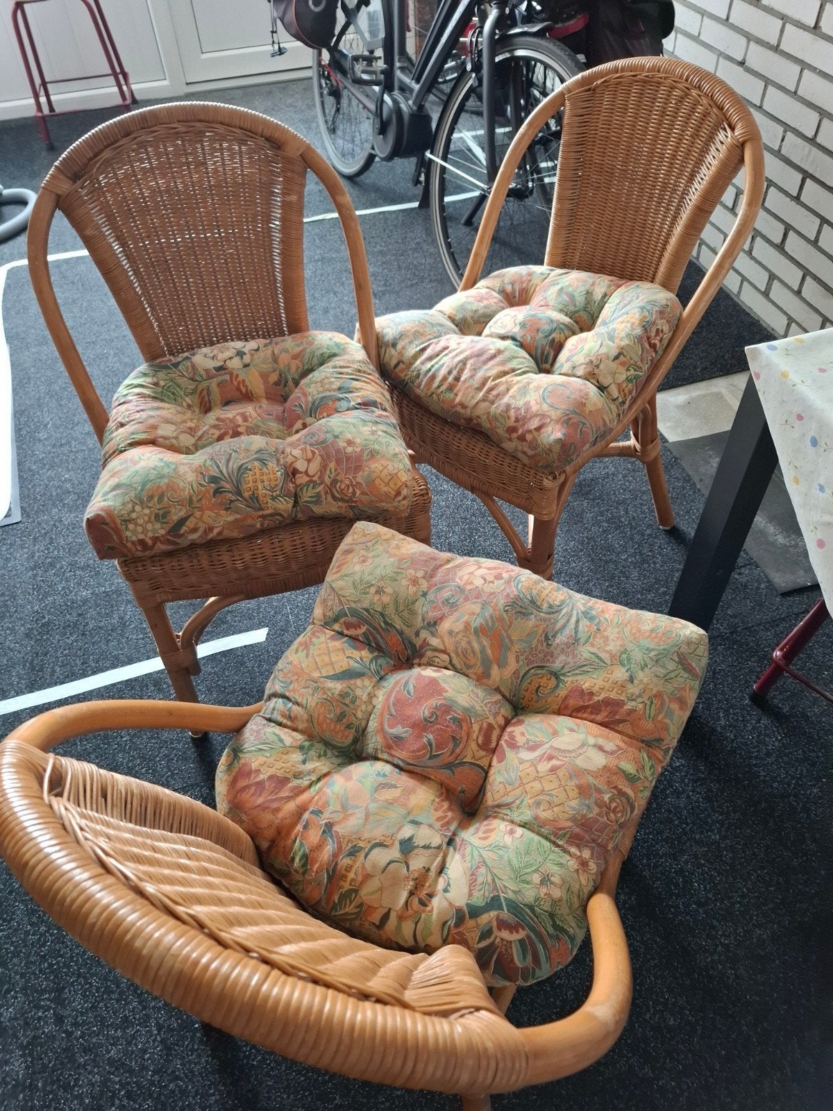 Drie rotan stoelen met kussens, Huis en Inrichting, Stoelen, Ophalen, Gebruikt, Bohemian, Klassiek, Riet of Rotan