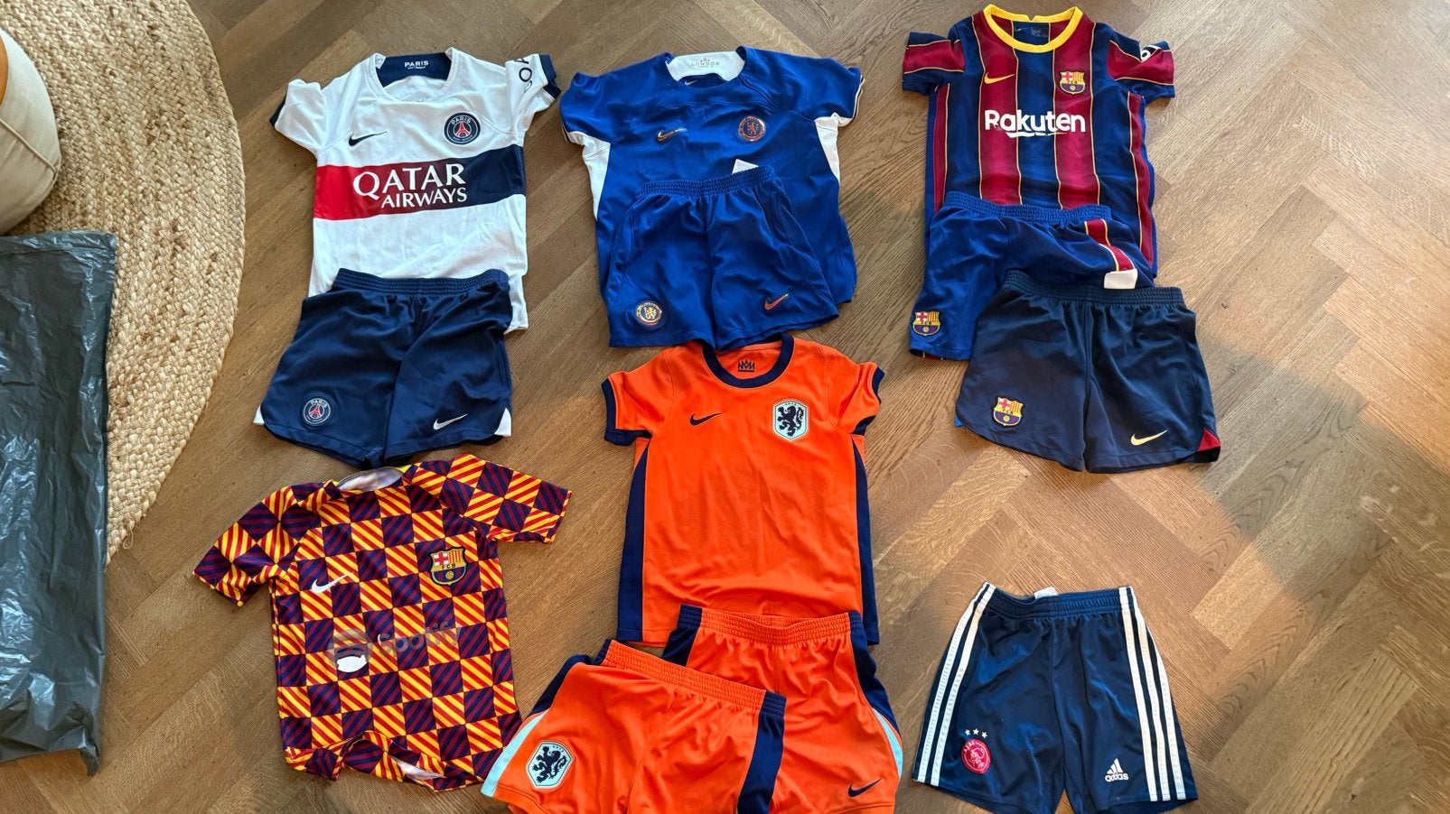 Set voetbal tenues maat 116 en 128, Ophalen, Gebruikt, Jongen of Meisje, Sport- of Zwemkleding