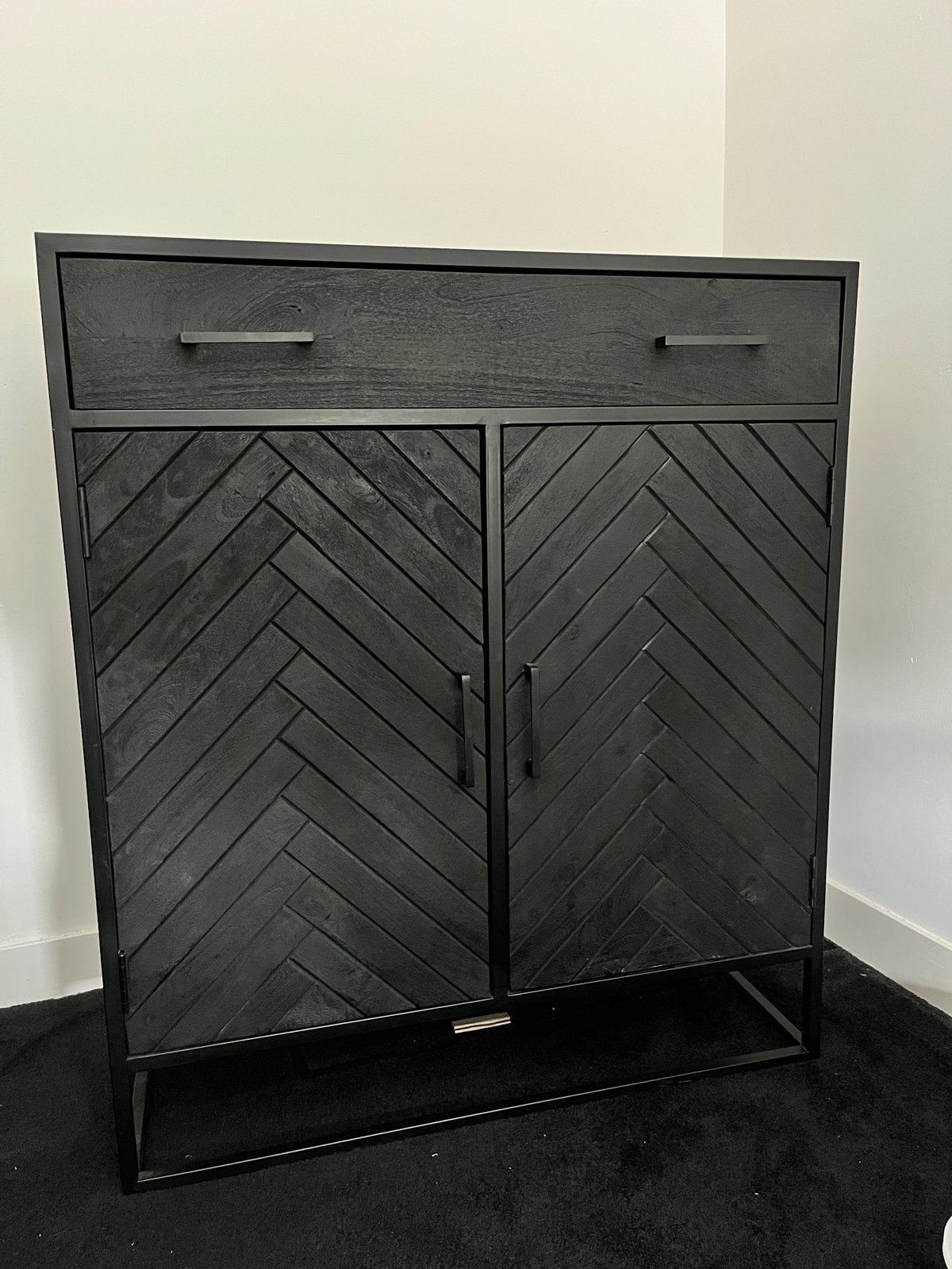 Zwart dressoir kabinetlast mangohout, lichte beschadigingen, Ophalen, Gebruikt, 50 tot 100 cm, Metaal