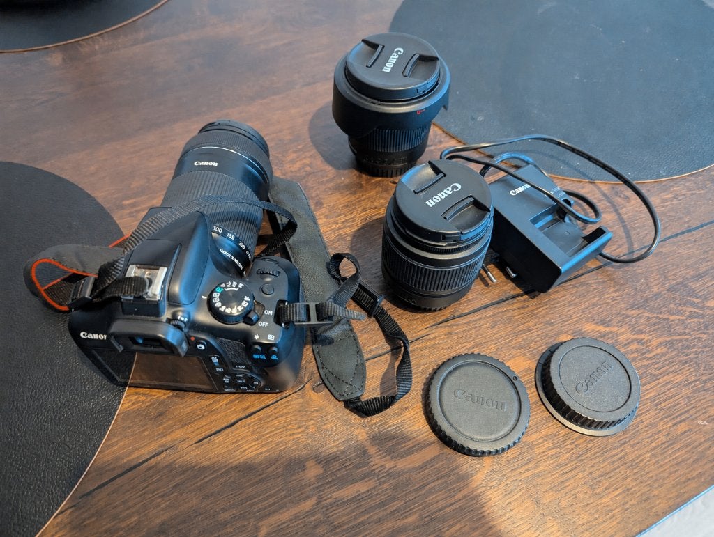 Canon EOS 1300D + Telelens Canon ef-s 55-250mm en groothoek, Ophalen, Spiegelreflex, Canon, Zo goed als nieuw