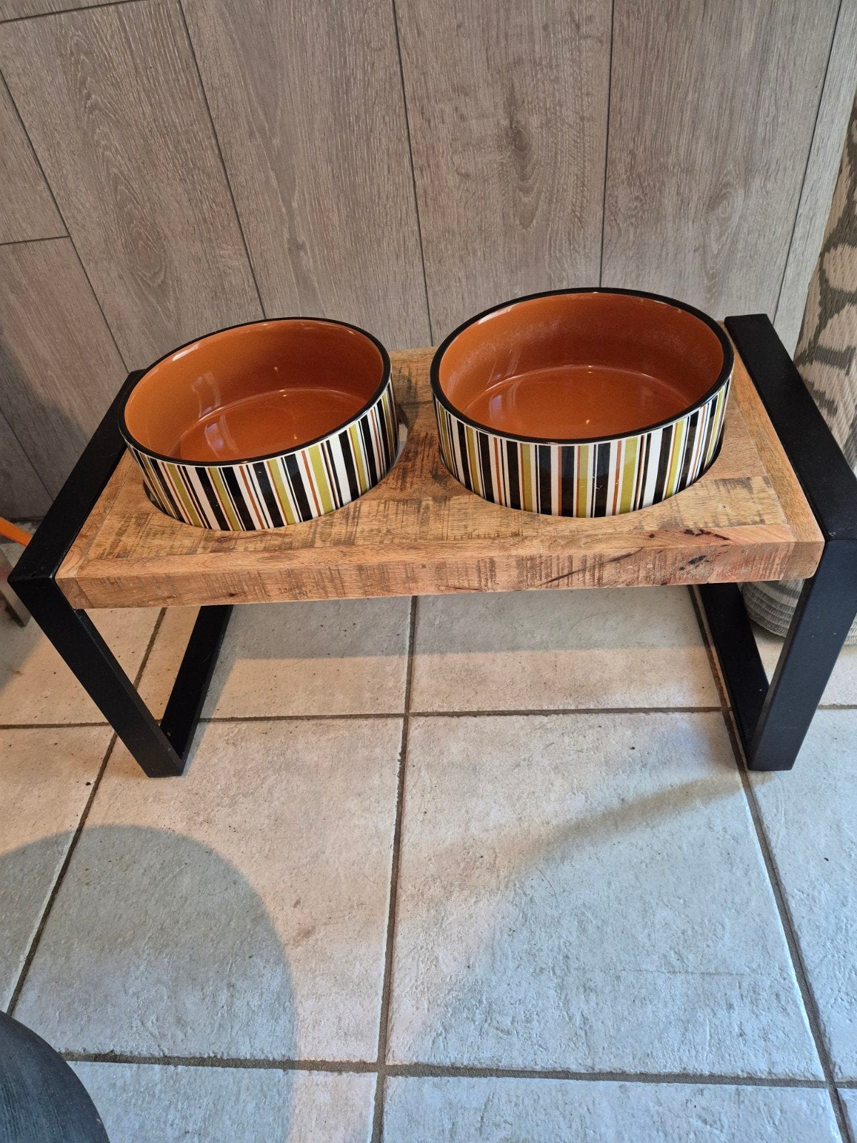 Te Koop: hondenvoerbak in houten tafeltje, Ophalen of Verzenden