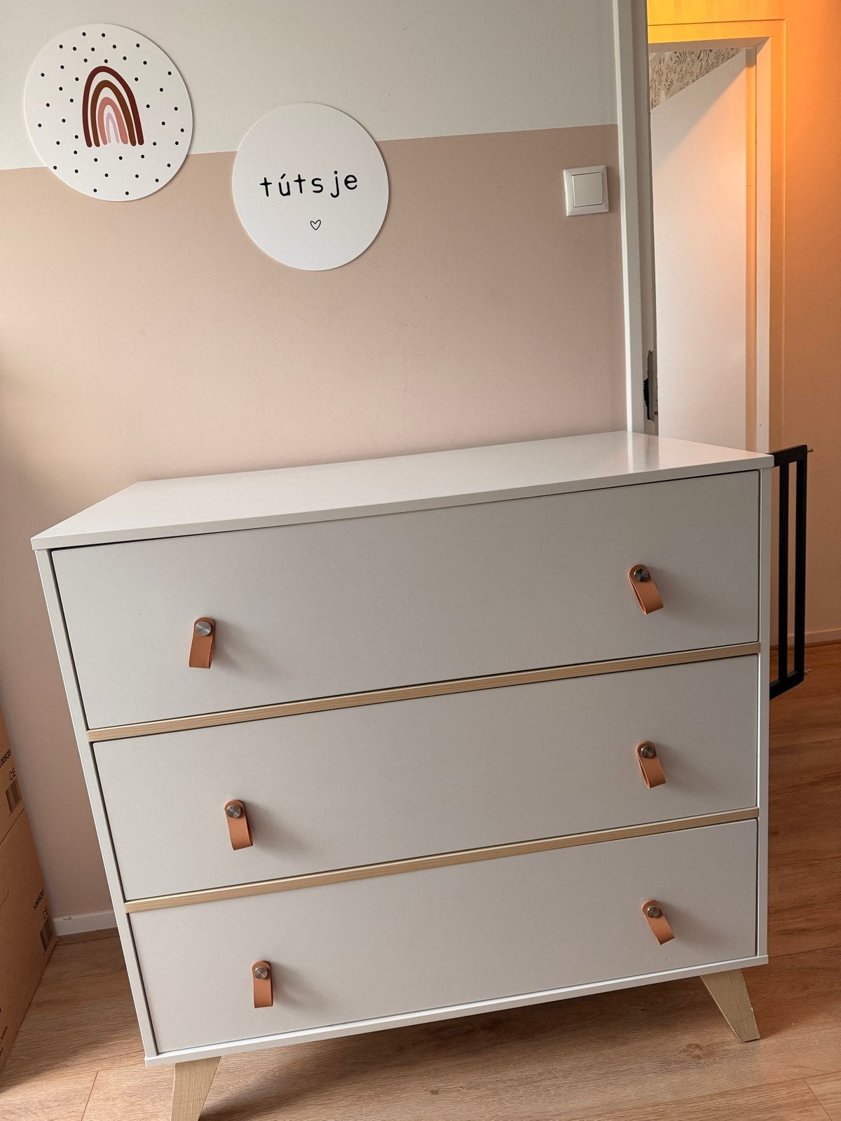Commode merk TWF met 3 lades en leren handgrepen, Ophalen, 50 tot 100 cm, Zo goed als nieuw, 3 of 4 laden