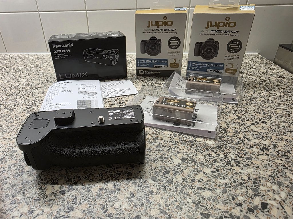 Nieuw: Panasonic DMW-BGS5 grip + 2x Jupio DMW-BLK22 Ultra, Nieuw, Panasonic, Batterygrip
