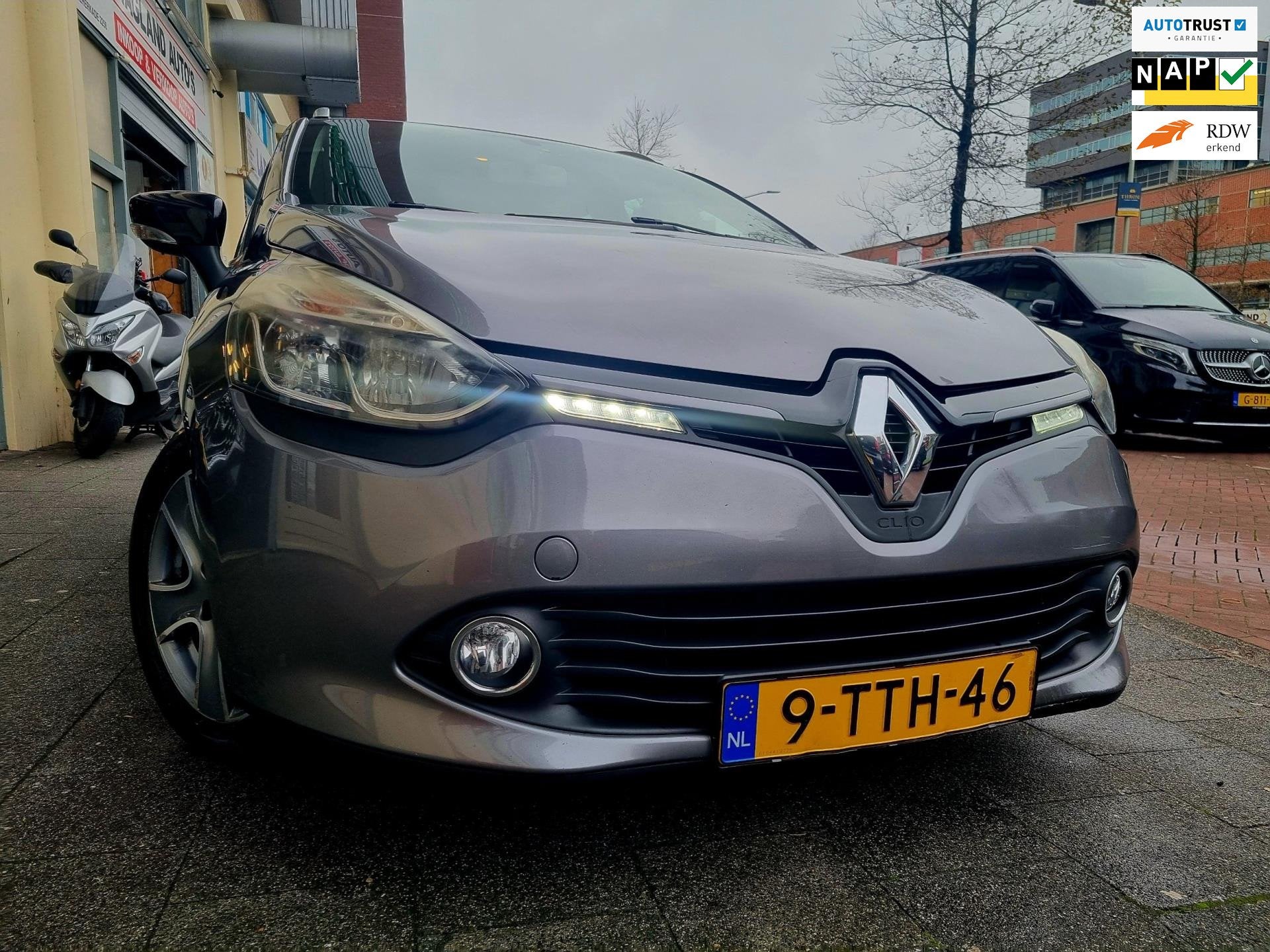 Renault Clio Estate 0.9 TCe Night&Day Navi Airco Nw Apk, Auto's, Renault, Origineel Nederlands, Handgeschakeld, Zilver of Grijs