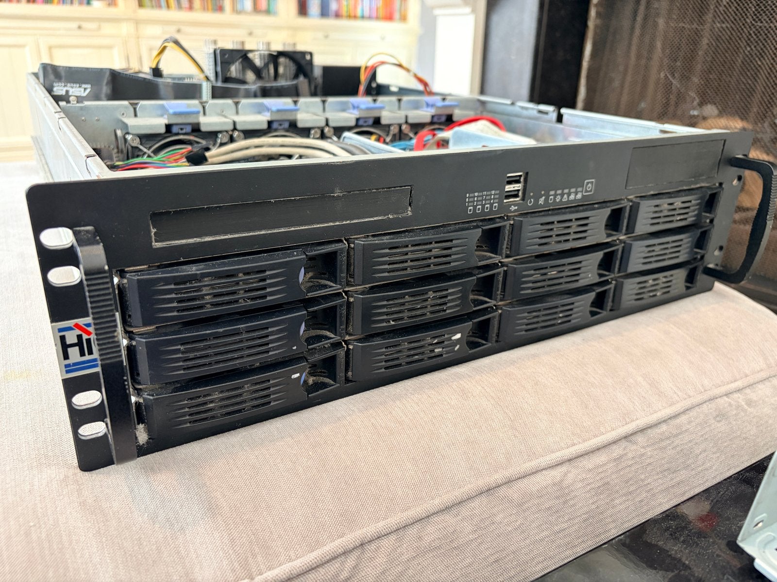 Server in Chenbro RM31212B 4U Chassis - Ideaal voor NAS, Computers en Software, Servers, Ophalen, Gebruikt, Hot swappable onderdelen