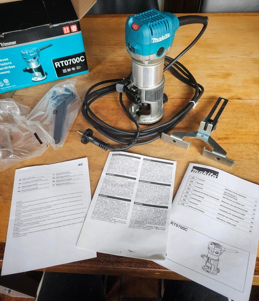 Makita RT0700C Kantenfrees - Gloednieuw in doos, Ophalen, Kantenfrees, Nieuw, Makita