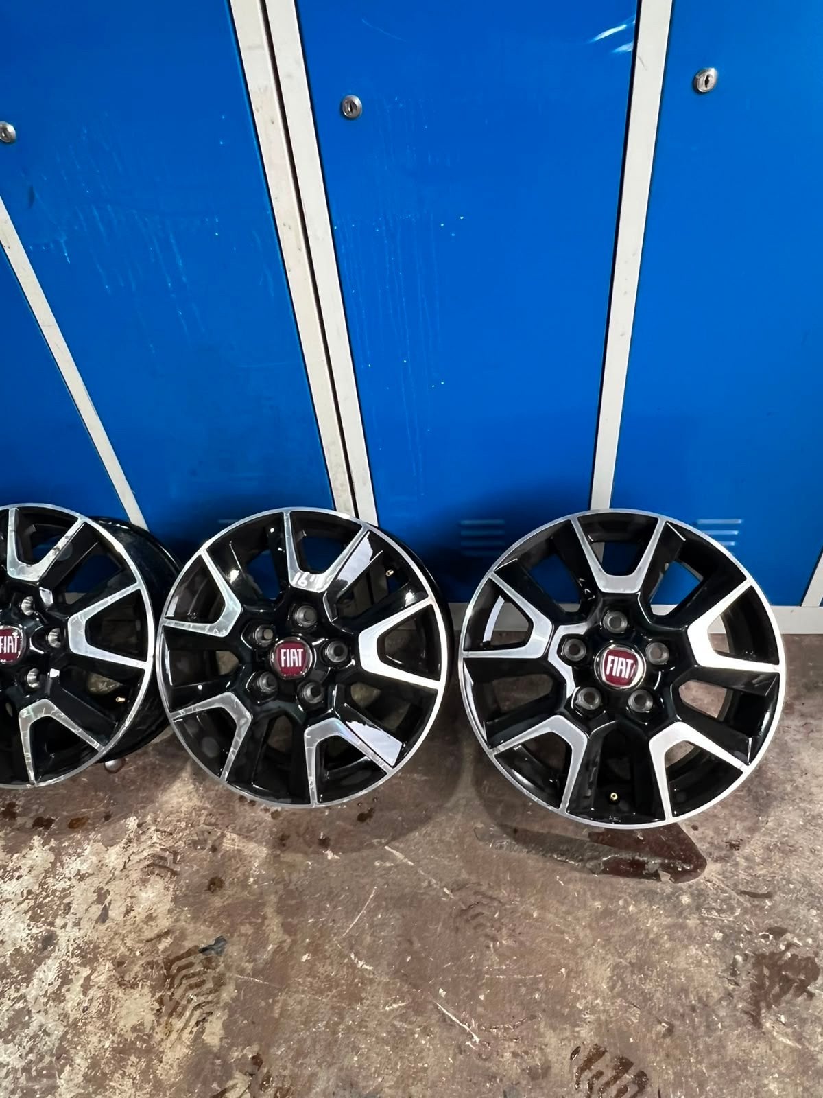 Mooi setje Fiat Ducato velgen 16 inch met naafkapjes, Ophalen, Velg(en), Zomerbanden, Bestelwagen