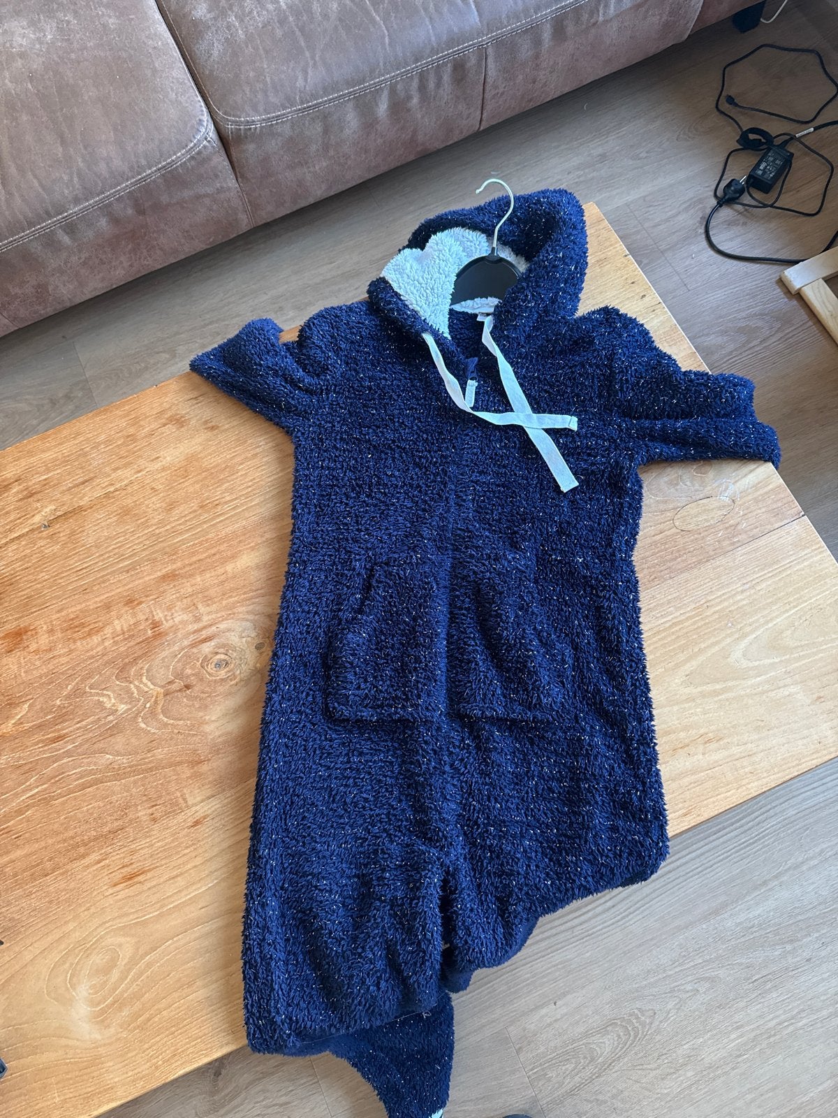 Comfortabele donkerblauwe onesie met capuchon met glitter, Kleding | Dames, Ophalen, Zo goed als nieuw, Maat 38/40 (M), Blauw