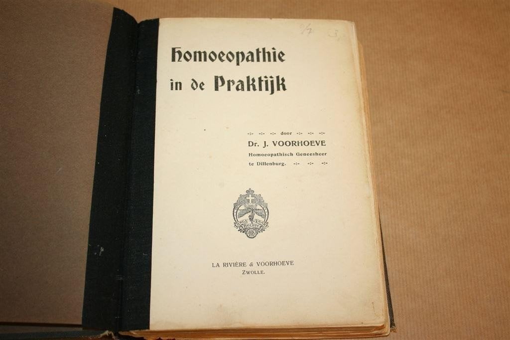 Homoeopathie in de Praktijk — Antiek Voorhoeve 1905 1e druk, Ophalen of Verzenden, Gelezen, Overige onderwerpen, Achtergrond en Informatie