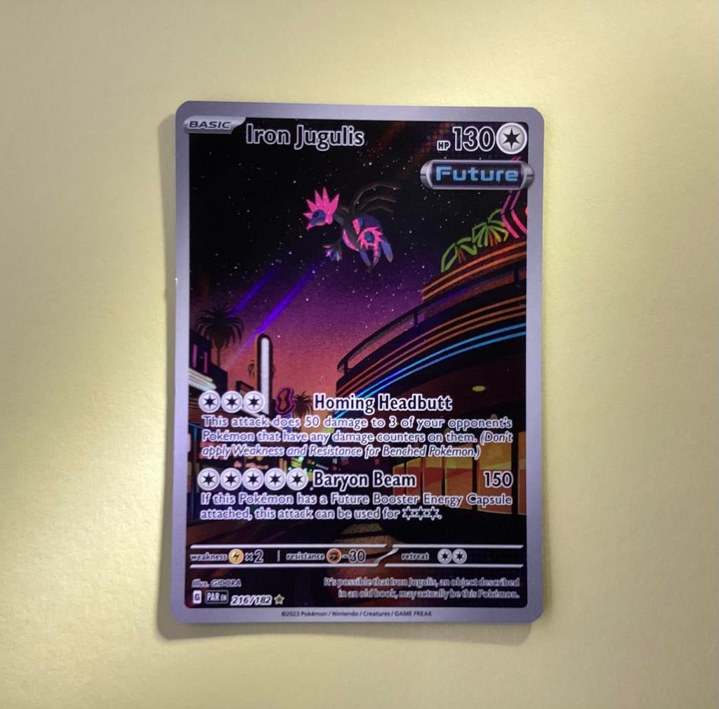 Iron jugulis holofoil Pokemon kaart illustration rare, Ophalen of Verzenden, Zo goed als nieuw, Losse kaart