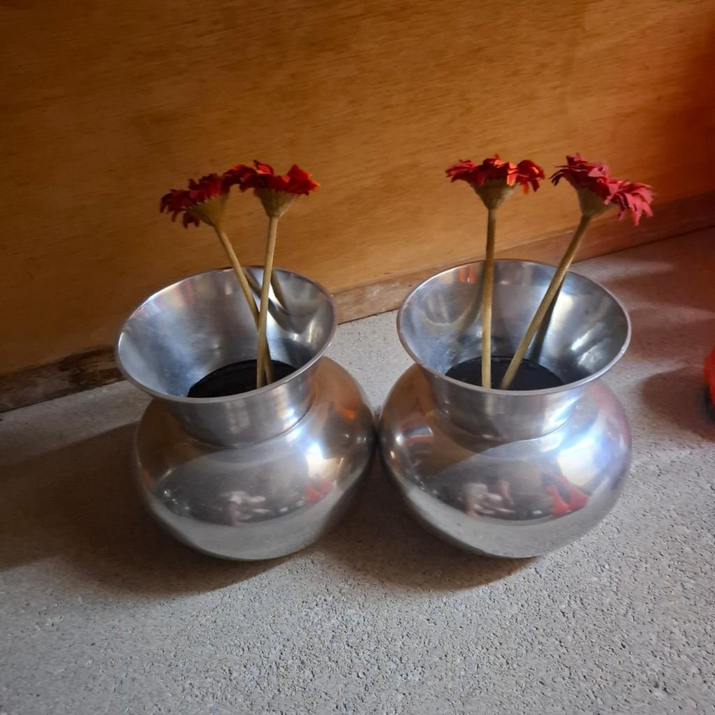 Set van 2 aluminium vazen met kunstbloemen, Antiek en Kunst, Antiek | Vazen, Ophalen