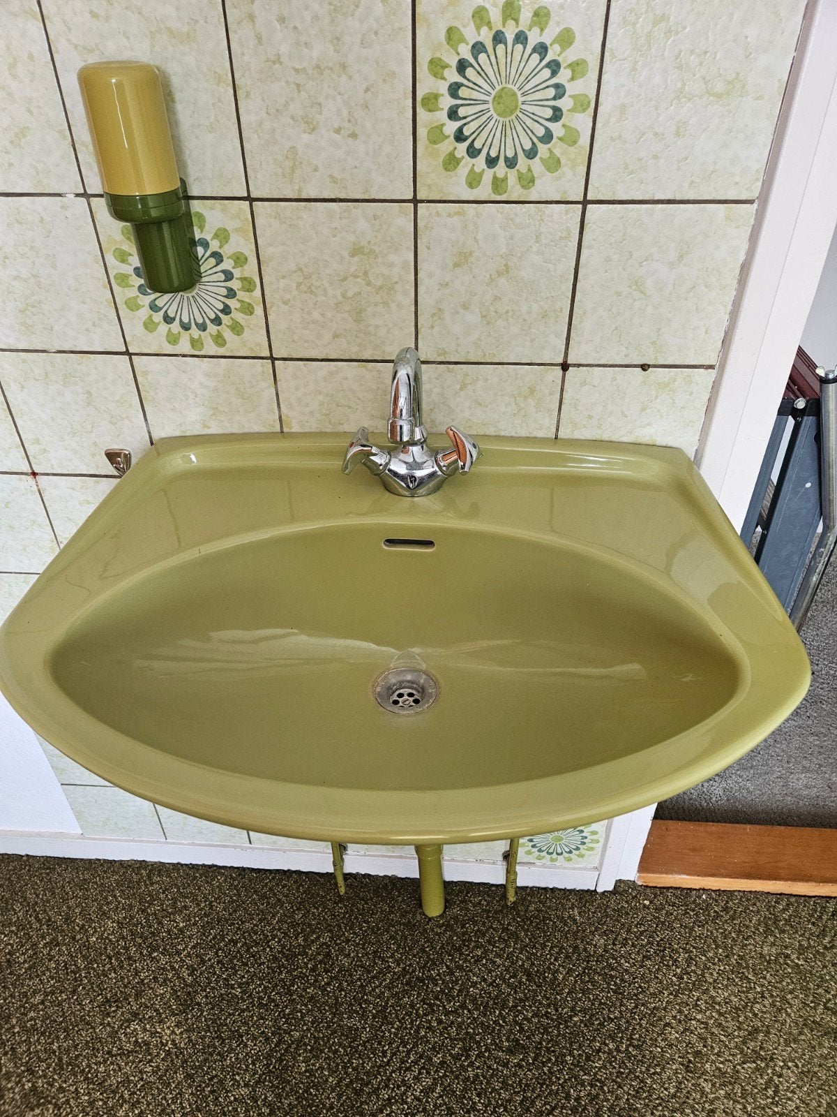 Vintage Groen Wastafel met Kraan, Doe-het-zelf en Verbouw, Sanitair, Ophalen, Gebruikt, Wastafel