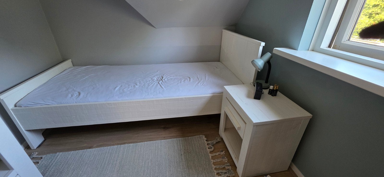 Mooi nog super net bed met nachtkastje van Woood in wit hout, Ophalen, 90 cm, Eenpersoons, Wit