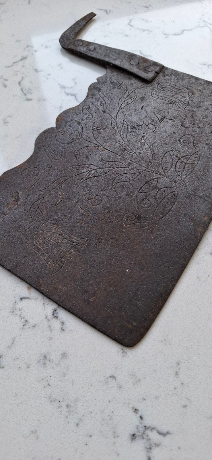 Mes uit 1834. gedecoreerd met bloemen, initialen en jaartal, Ophalen of Verzenden
