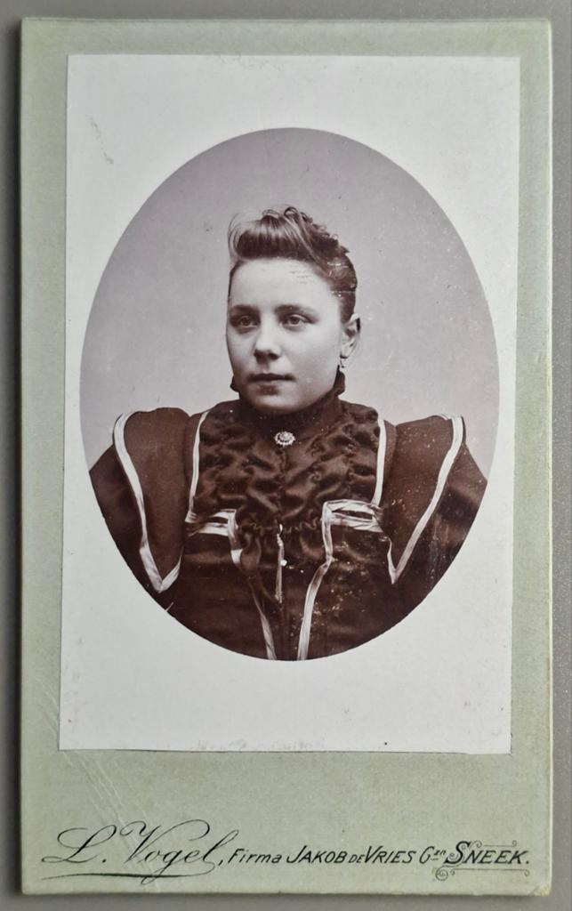 288 cdv jonge vrouw Sneek L. Vogel firma Jakob de Vries, Ophalen of Verzenden, Voor 1940, Gebruikt