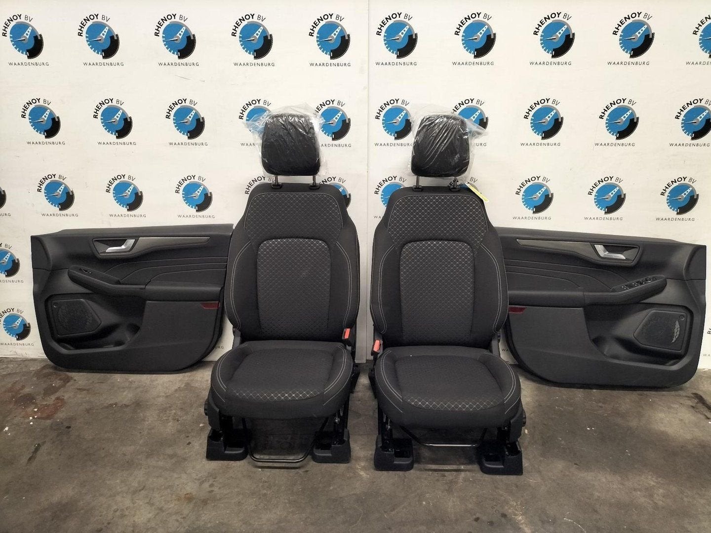 FORD KUGA TITANIUM INTERIEUR COMPLEET 2024, Ophalen of Verzenden, Gebruikt, Stiba lid