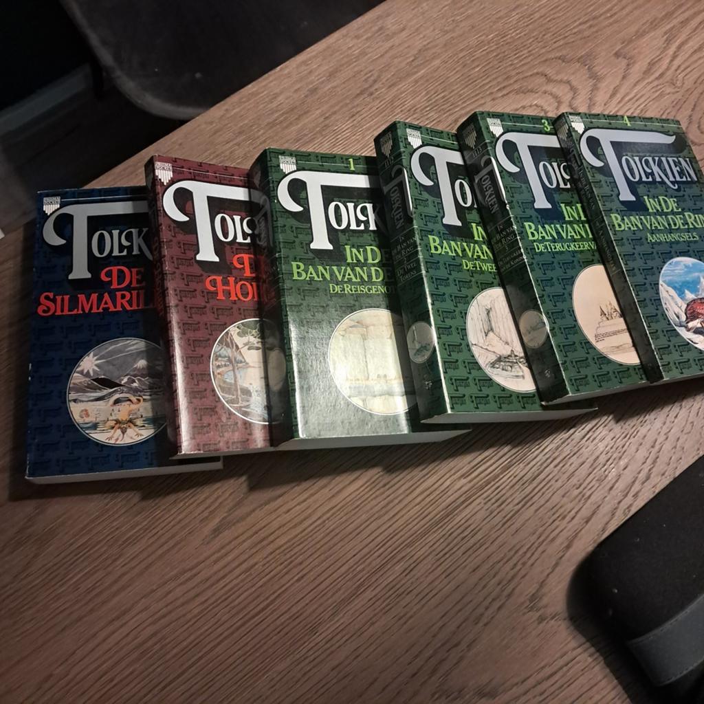 J.R.R. Tolkien complete set: LOTR, Hobbit, Silmarillion,, Ophalen of Verzenden
