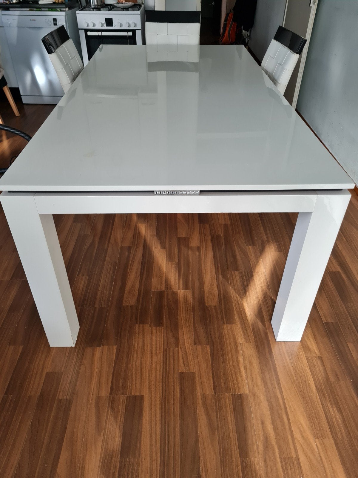 Moderne witte eettafel met glanzend blad, Huis en Inrichting, Tafels | Eettafels, Ophalen, Overige materialen, Gebruikt, 50 tot 100 cm