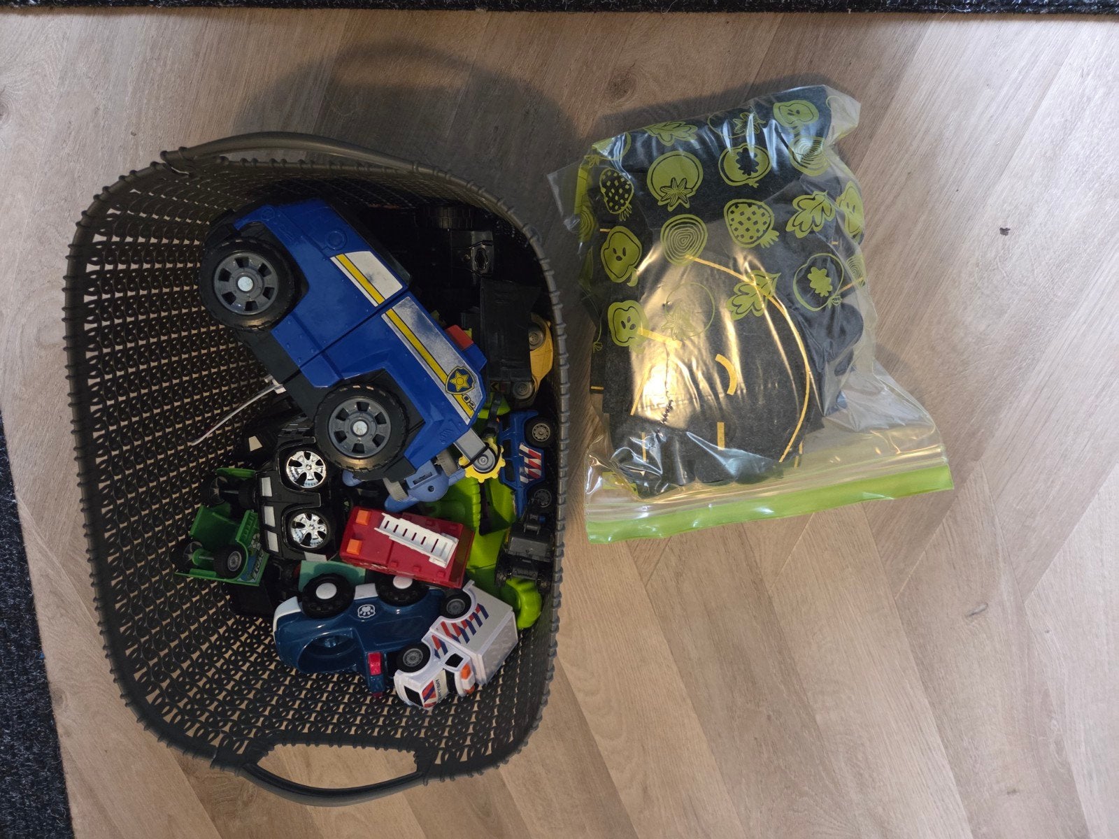 Grote mand met diverse speelgoedauto's en vilten autobaan, Ophalen, Gebruikt