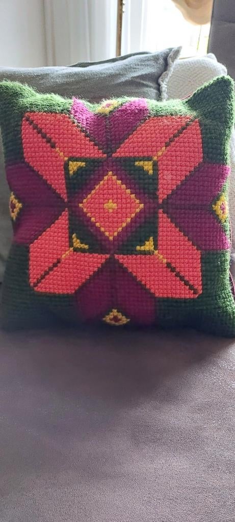 Nieuw geborduurd vintage kussen 30x30cm, Ophalen of Verzenden, Nieuw, Overige kleuren, Vierkant