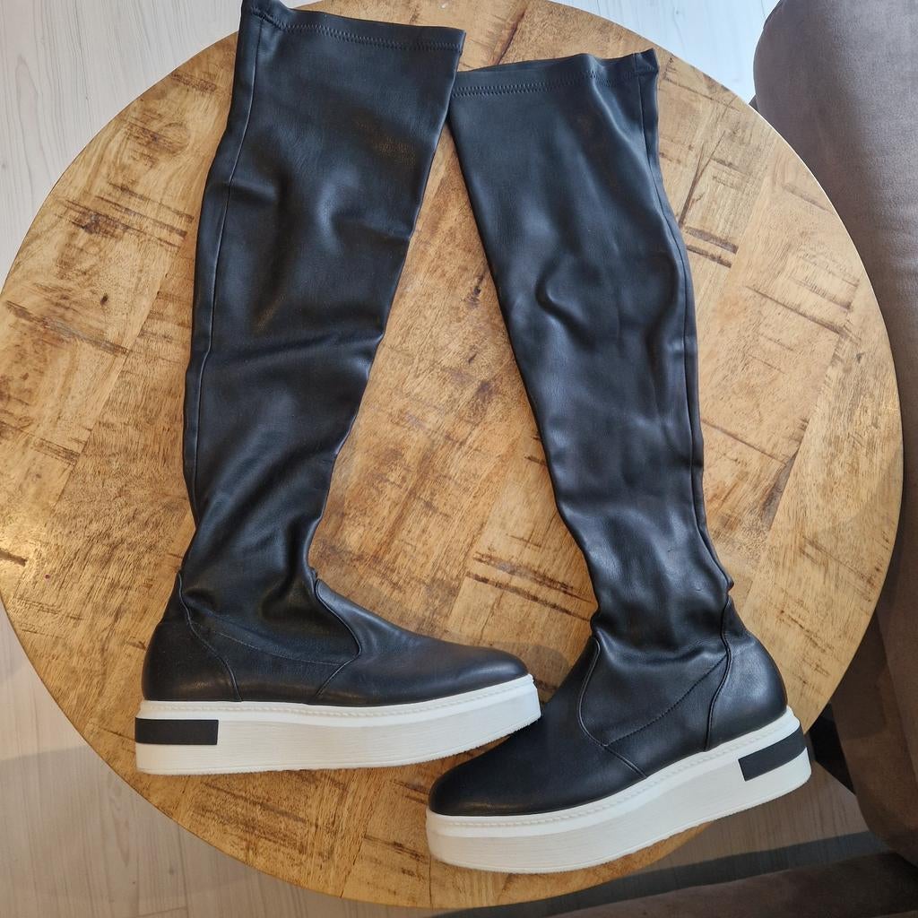 Zwarte overknee laarzen met plateauzool - Maat 38, Kleding | Dames, Schoenen, Ophalen of Verzenden, Zo goed als nieuw, Zwart, Hoge laarzen