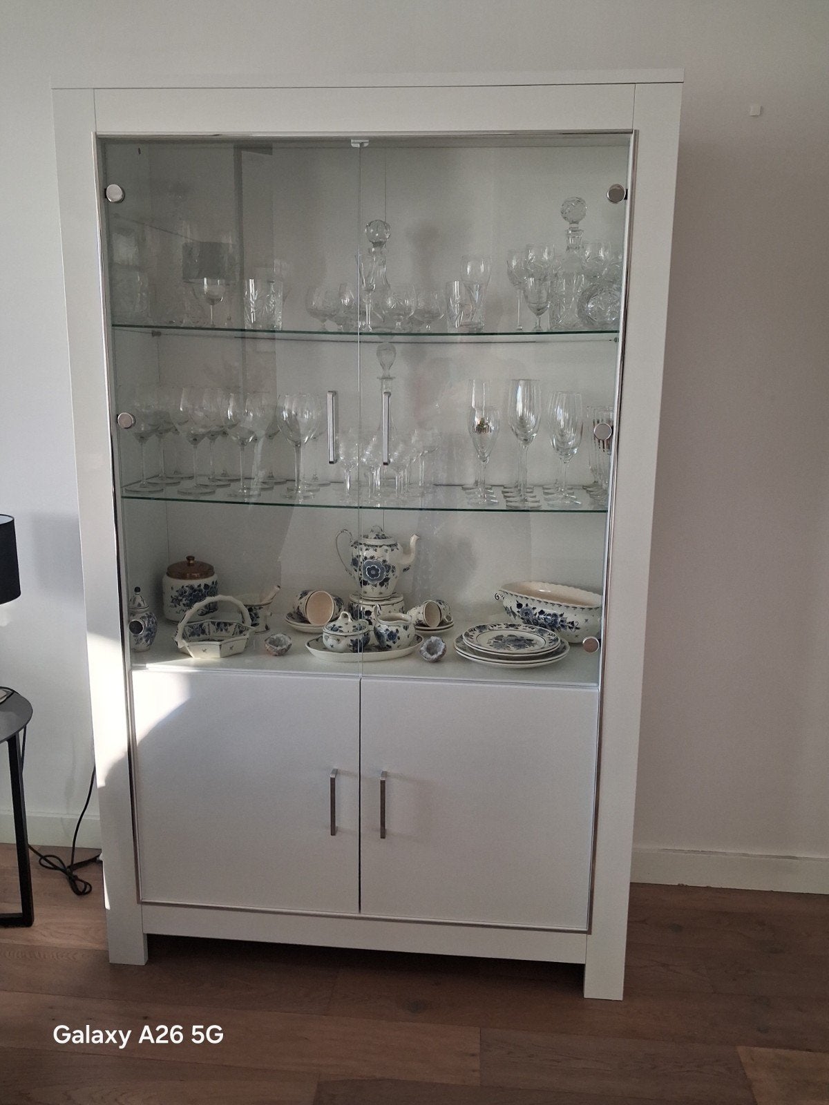 Moderne hoogglans witte vitrinekast met verlichting, Ophalen, Met deur(en), 100 tot 150 cm, Zo goed als nieuw