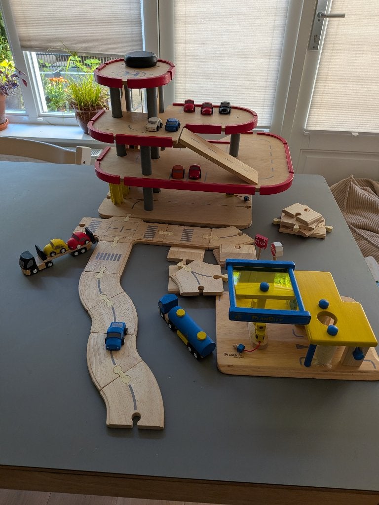 Plantoys garage, tankstation en wegdelen, Ophalen, Gebruikt