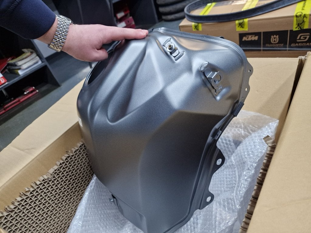 Honda Transalp XL750 Tank (licht beschadigd), Motoren, Gebruikt, Ophalen of Verzenden, Customer.service@honda-eu.com, Honda Nederland, Branch Office Honda Motor Europe Limited