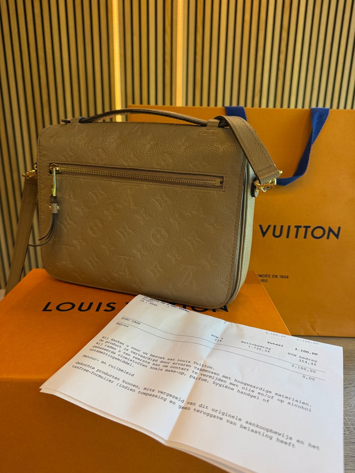 Louis Vuitton Pochette Metis Empreinte Taupe 2022 met bon, Lv lv, Schoudertasje, Ophalen of Verzenden, Zo goed als nieuw