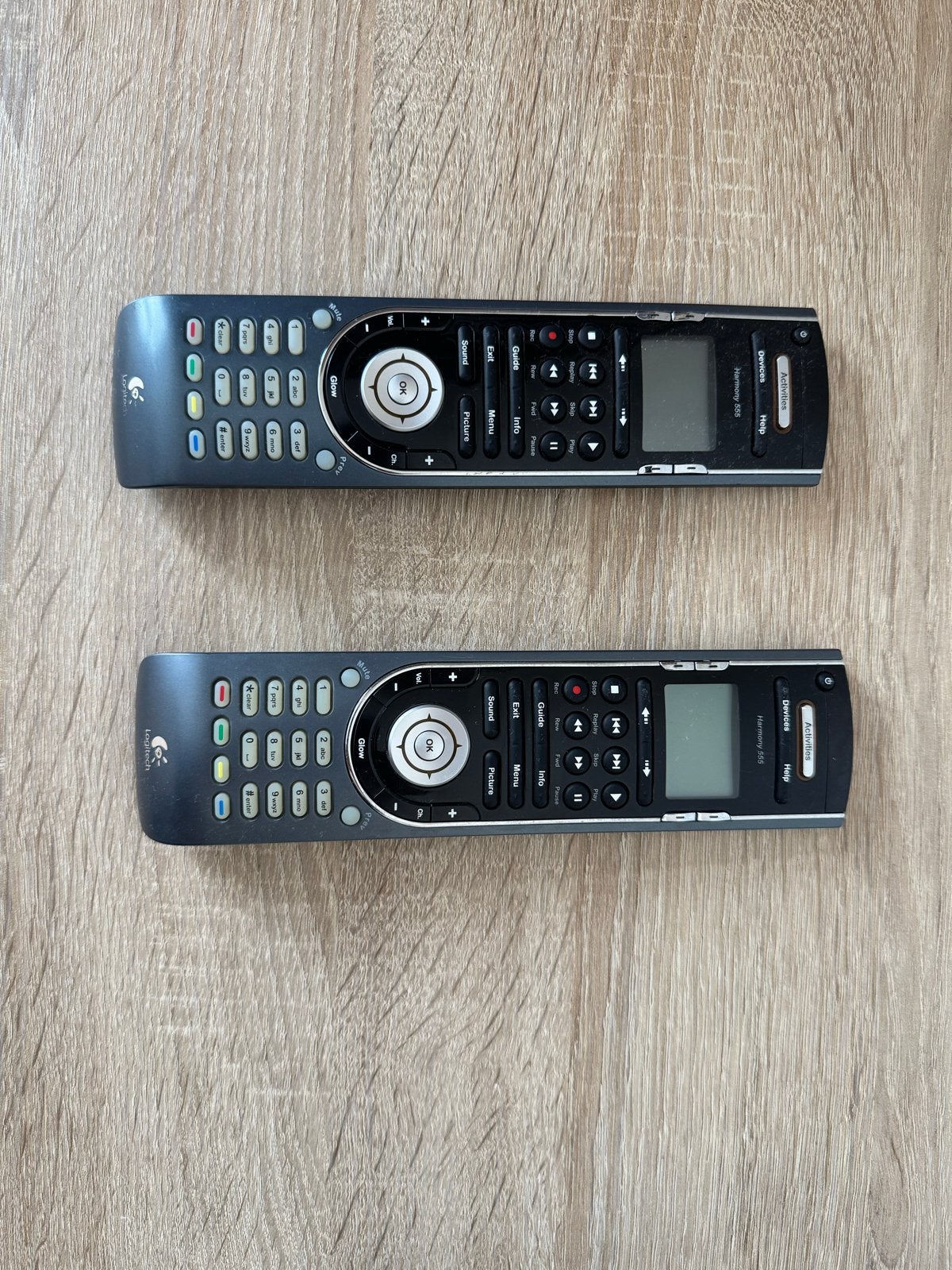 Logitech Harmony 555 Universele Afstandsbedieningen (2 stuks, Ophalen, Universeel, Zo goed als nieuw, Dvd