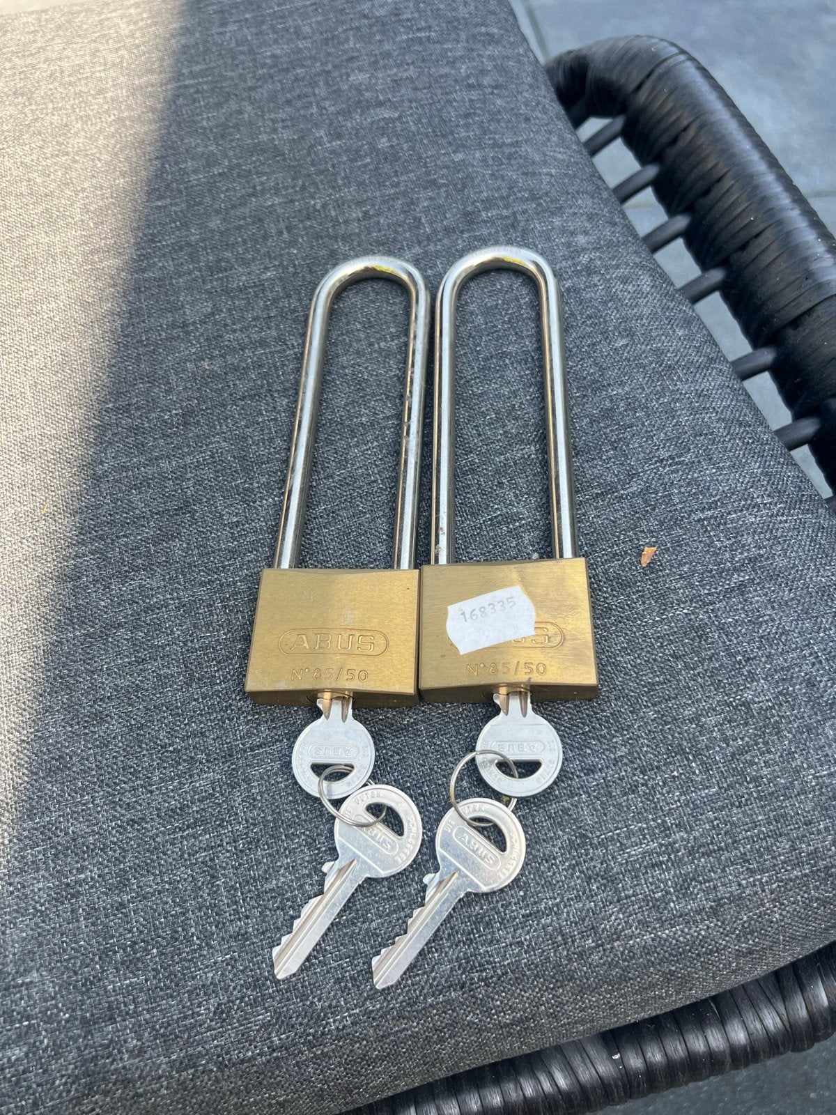 2stuks ABUS hangsloten met lange beugel, Doe-het-zelf en Verbouw, Ophalen of Verzenden, Gebruikt, Koper of Messing, Slot