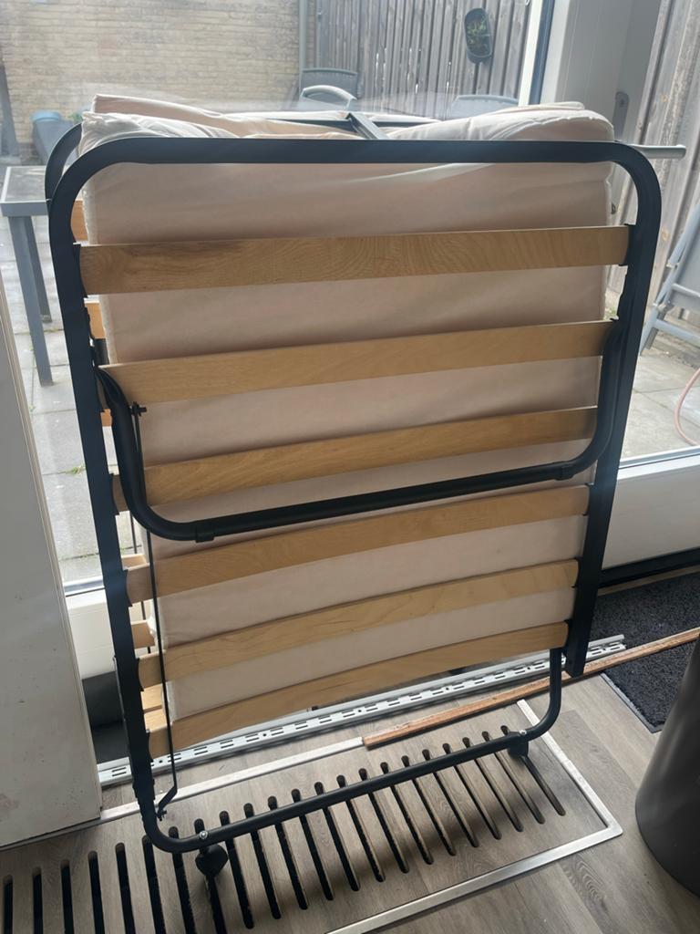 Opklapbaar logeerbed met matras, Huis en Inrichting, Ophalen, Eenpersoons, Zwart, 190 cm of minder
