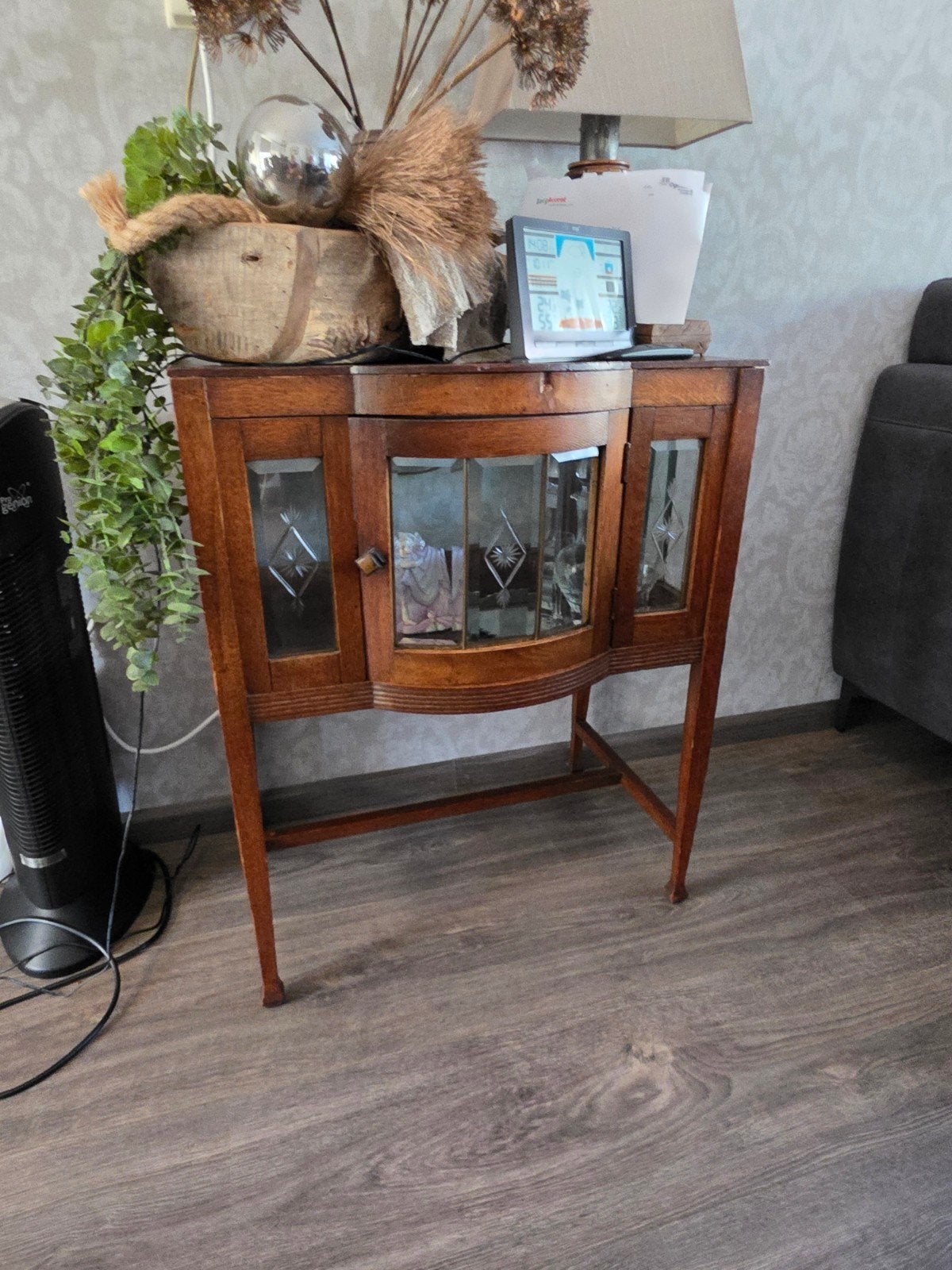 Antiek theekastje met geslepen glas, Ophalen