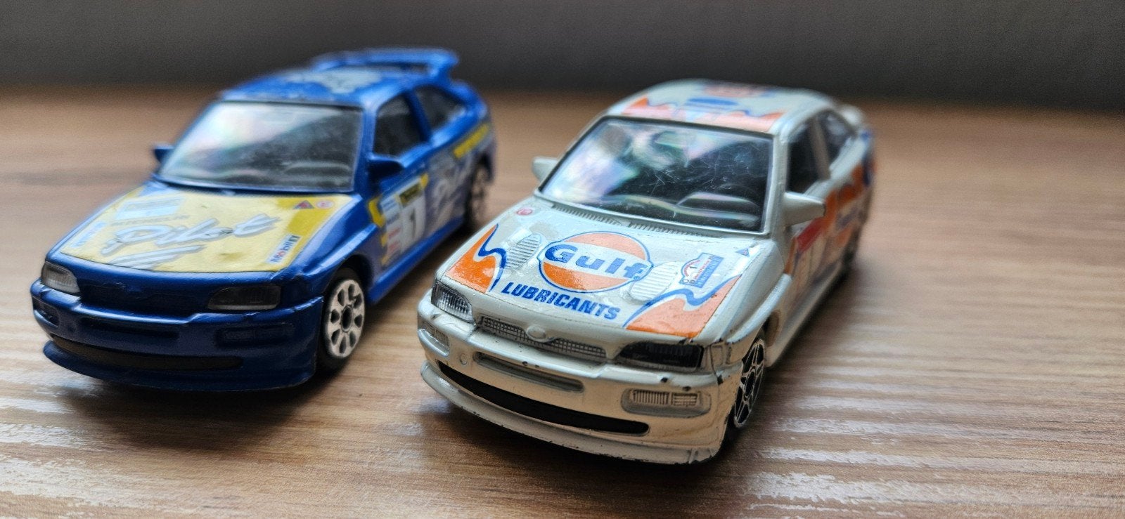 Ford Escort RS Cosworth (twee stuks), Hobby en Vrije tijd, Modelauto's | 1:43, Ophalen of Verzenden, Zo goed als nieuw, Auto, Overige merken