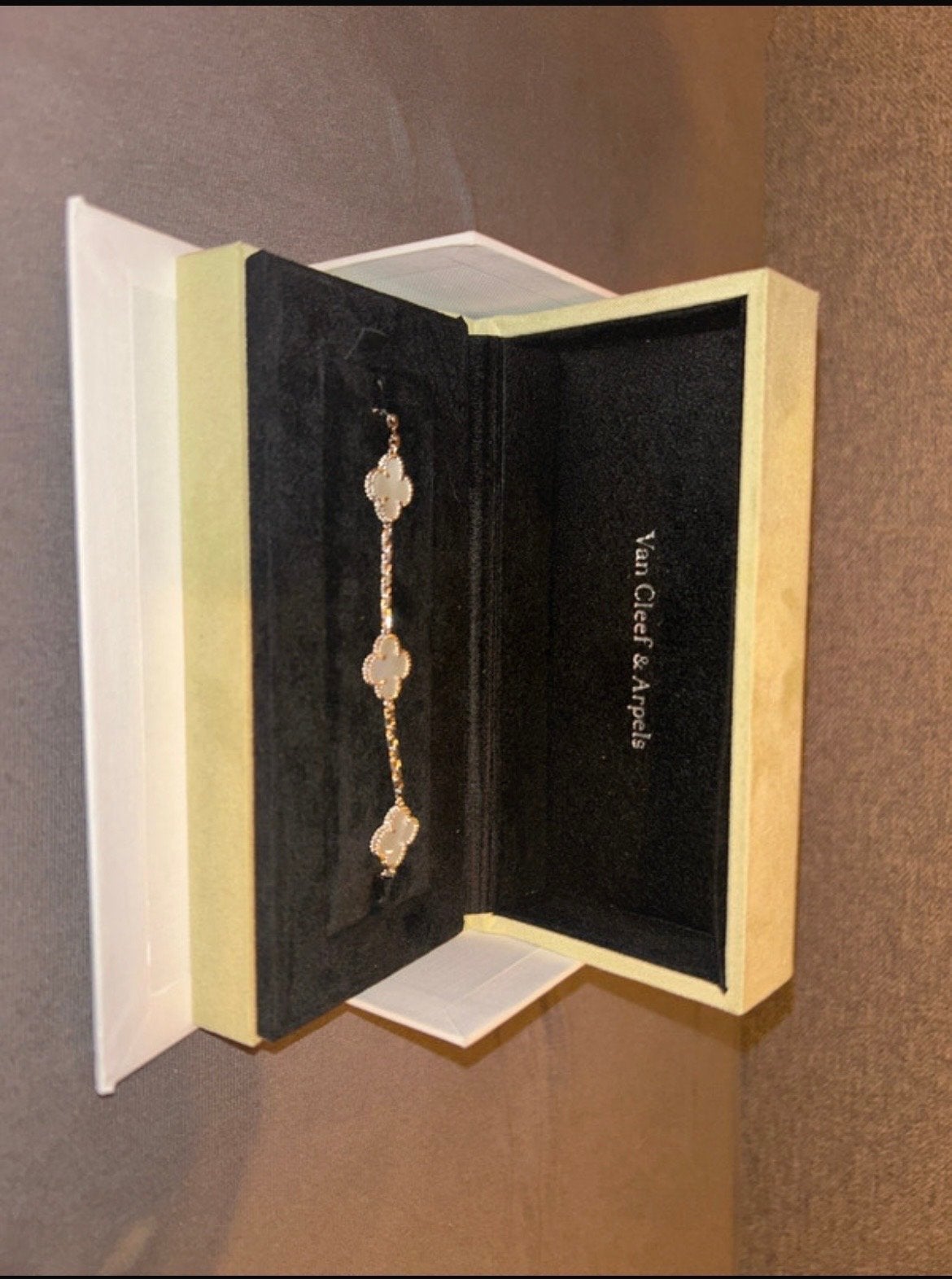 Van Cleef & Arpels Alhambra Armband, Ophalen of Verzenden, Zo goed als nieuw, Goud, Met edelsteen
