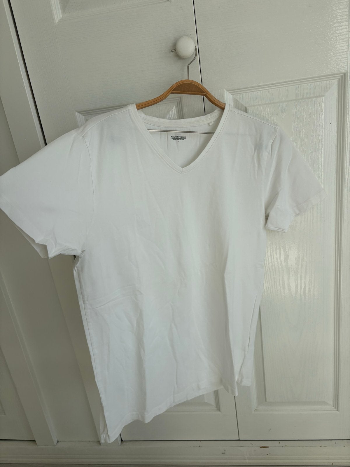 Wit V-hals T-shirt - Daily Aesthetikz - Maat L, Kleding | Heren, T-shirts, Verzenden, Zo goed als nieuw, Maat 52/54 (L), Wit