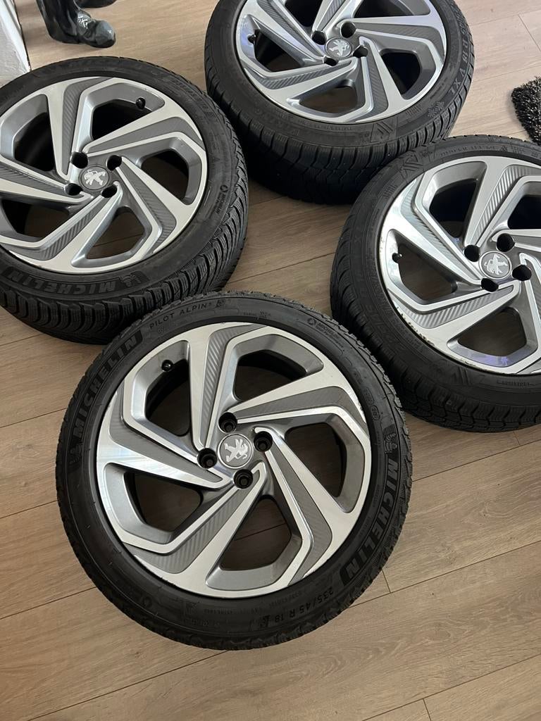 Citroen Ds5 /peugeot velgen met winterbanden 235-45-18