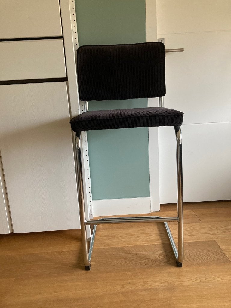 Hoge Barstoelen van Zuiver in zwart (Ridge rib), Huis en Inrichting, Barkrukken, Ophalen, Gebruikt, Met voetsteun, 60 tot 90 cm