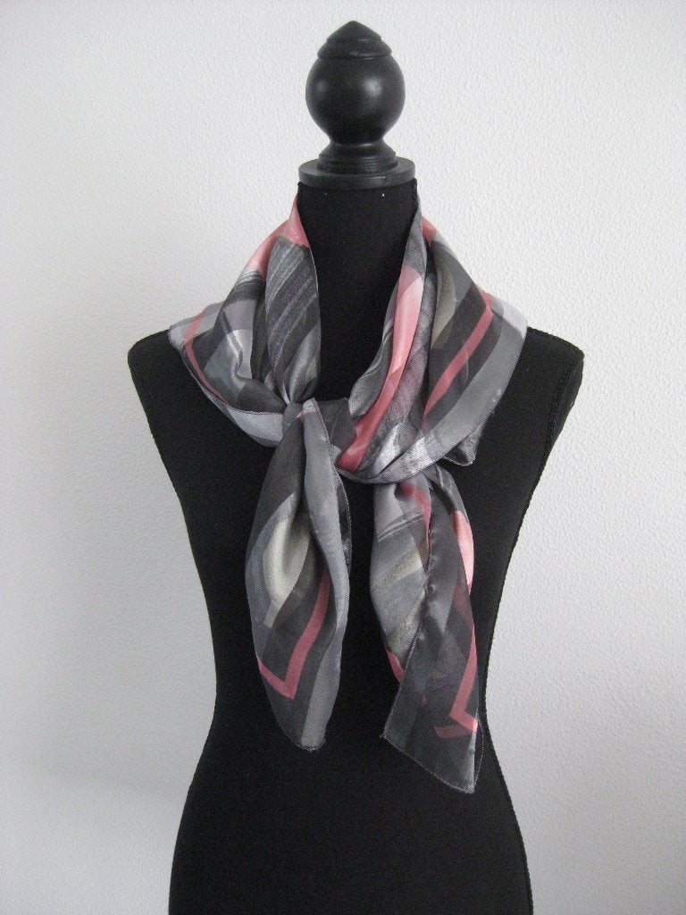 Grijs-roze bloemenprint sjaal 75 x 71 cm, Kleding | Dames, Mutsen, Sjaals en Handschoenen, Ophalen of Verzenden, Gedragen, Maat 46/48 (XL) of groter