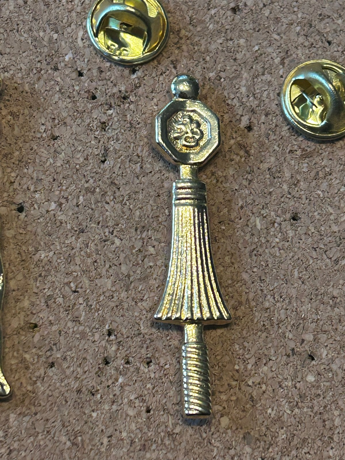 Gouden kwastje pin  met leeuw embleem, Ophalen of Verzenden, Zo goed als nieuw, Overige onderwerpen, Speldje of Pin