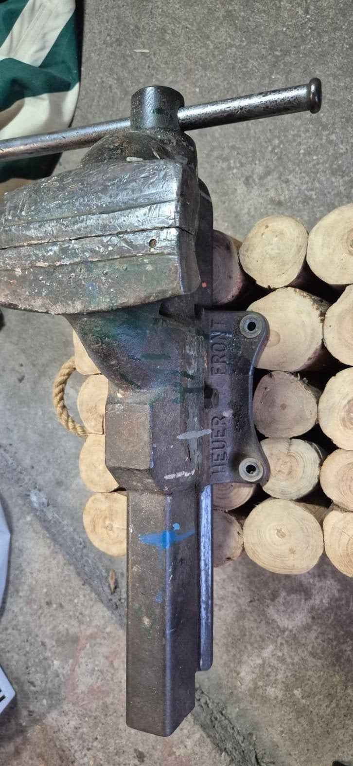 Robuuste Bankschroef - HEUER FRONT - Gebruikt, Doe-het-zelf en Verbouw, Gereedschap | Handgereedschap, Gebruikt, Bankschroef, Overige merken