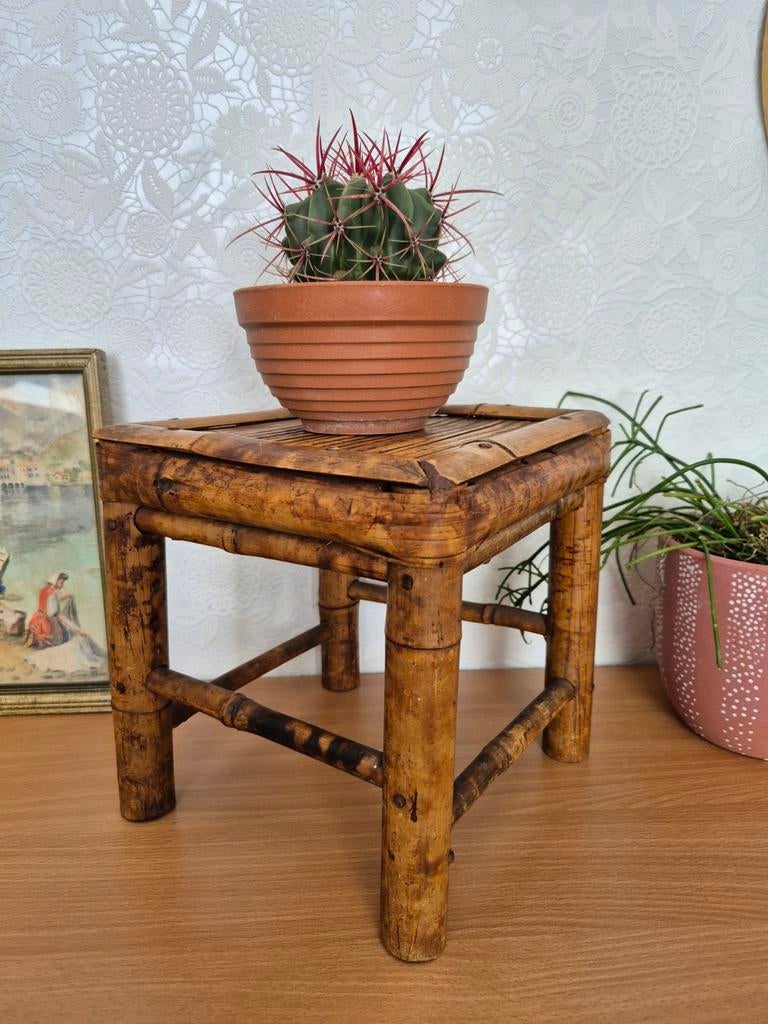 Leuk vintage bamboe plantentafeltje planten krukje, Huis en Inrichting, Krukjes, Ophalen of Verzenden, Gebruikt, Hout