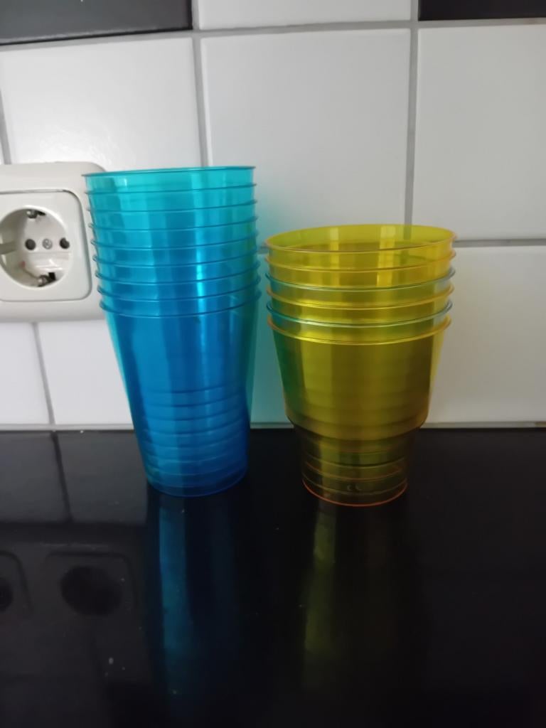 15 plastic bekers, blauw en geel, Ophalen of Verzenden, Gebruikt