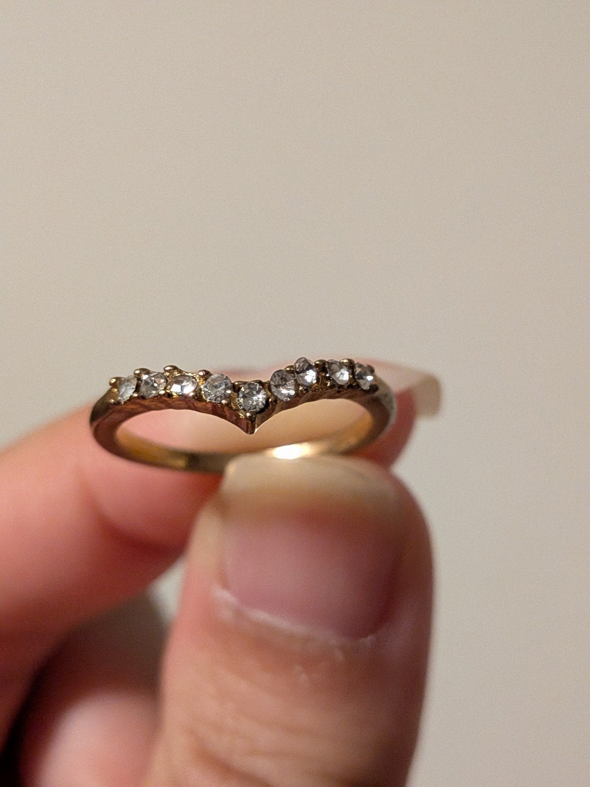 Gouden ring met stenen V-vorm, Sieraden, Tassen en Uiterlijk, Ringen, Overige materialen, Ophalen of Verzenden, Zo goed als nieuw