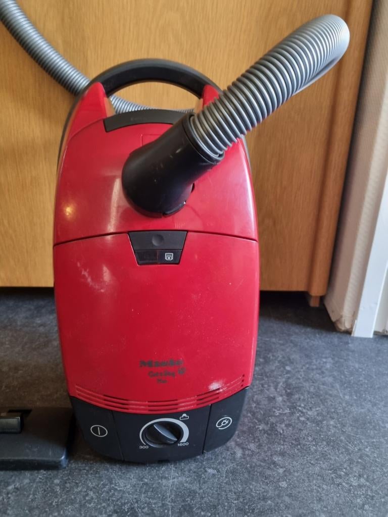 Miele stofzuiger Rood, Witgoed en Apparatuur, Stofzuigers, Gebruikt, Sledestofzuiger, Miele, 1600 tot 2000 watt, Inclusief accessoires
