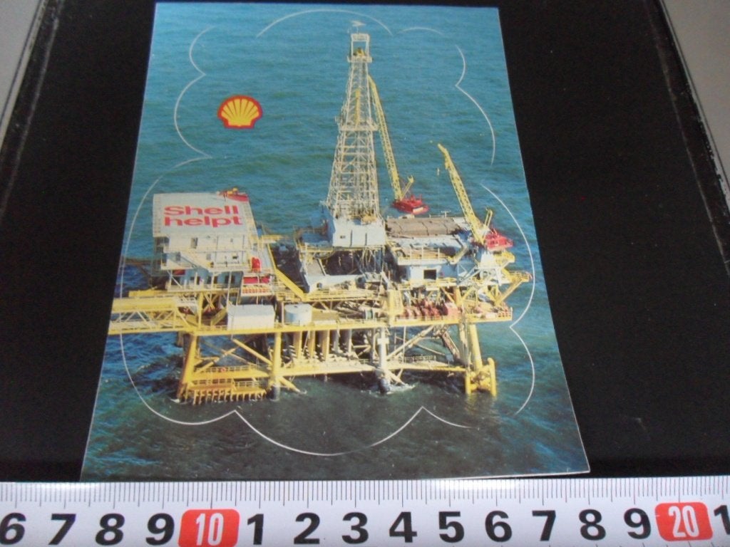 sticker SHELL HELPT foto boorplatform in zee - heli dek *, Ophalen of Verzenden, Zo goed als nieuw