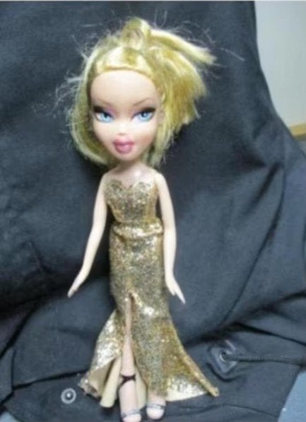 2001 BRATZ MGA DOLL met goudkleurig jurkje+schoentjes, Verzenden, Zo goed als nieuw, Fashion Doll