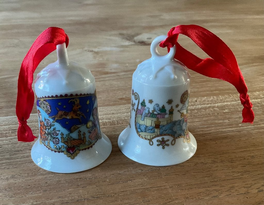 kerst klokjes kerstklokje porselein jaar 1979 & 1982 vintage, Diversen, Kerst, Ophalen of Verzenden, Zo goed als nieuw